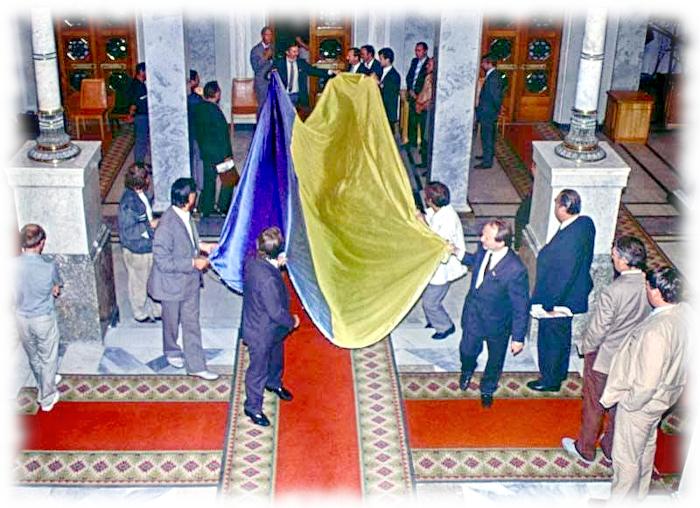Прапор України вносять до будівлі Верховної Ради 24 серпня 1991 року