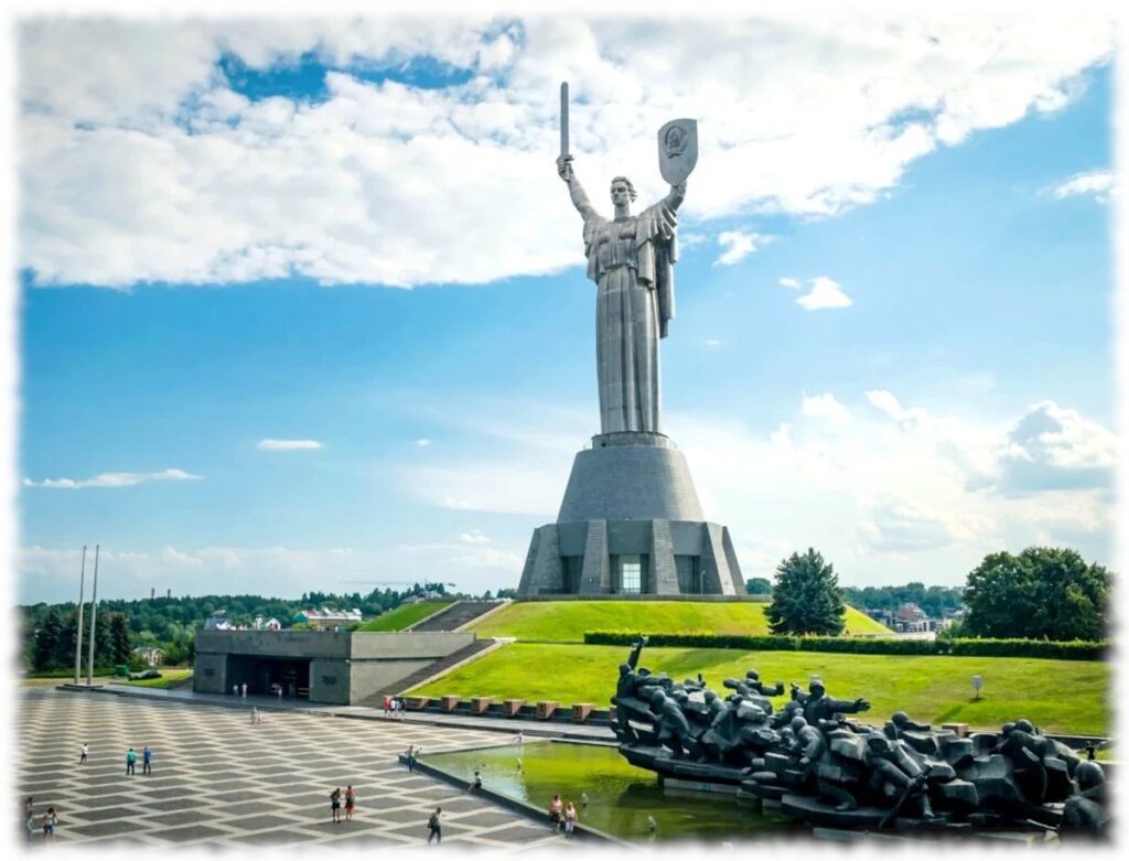 Батьківщина-мати — монументальна скульптура у Києві на правому березі Дніпра.