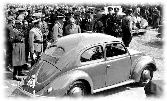 Фердинанд Порше показывает Гитлеру знаменитый Volkswagen Beetle