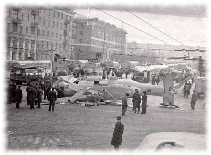 Вертолет Ка-27, упавший на улицах Казани