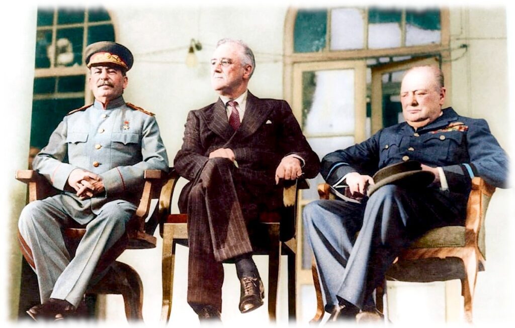 Сталин, Рузвельт и Черчилль во время Тегеранской конференции 1943 года