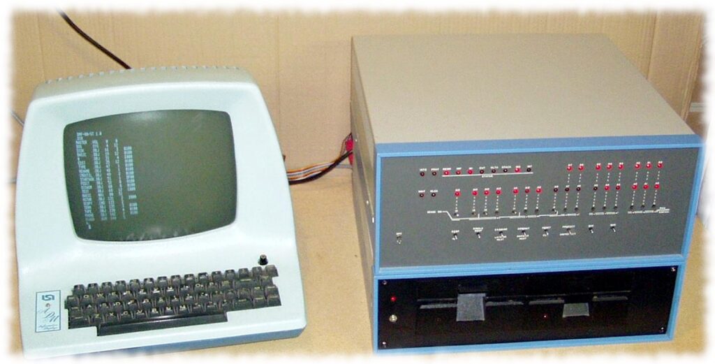 Прародитель современных компьютеров Altair 8800