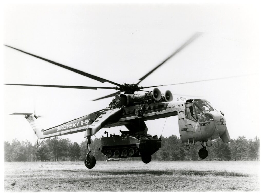 Вертоліт-кран піднімає бронетранспортер M-113