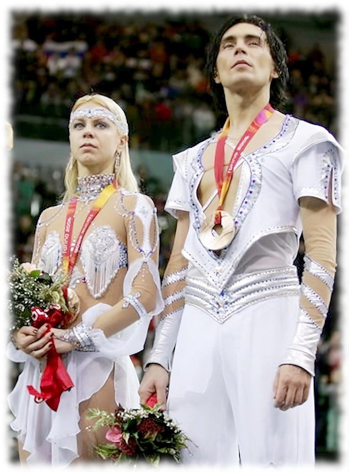 Фигурист Руслан Гончаров и Елена Грушина во время ОИ в Турине