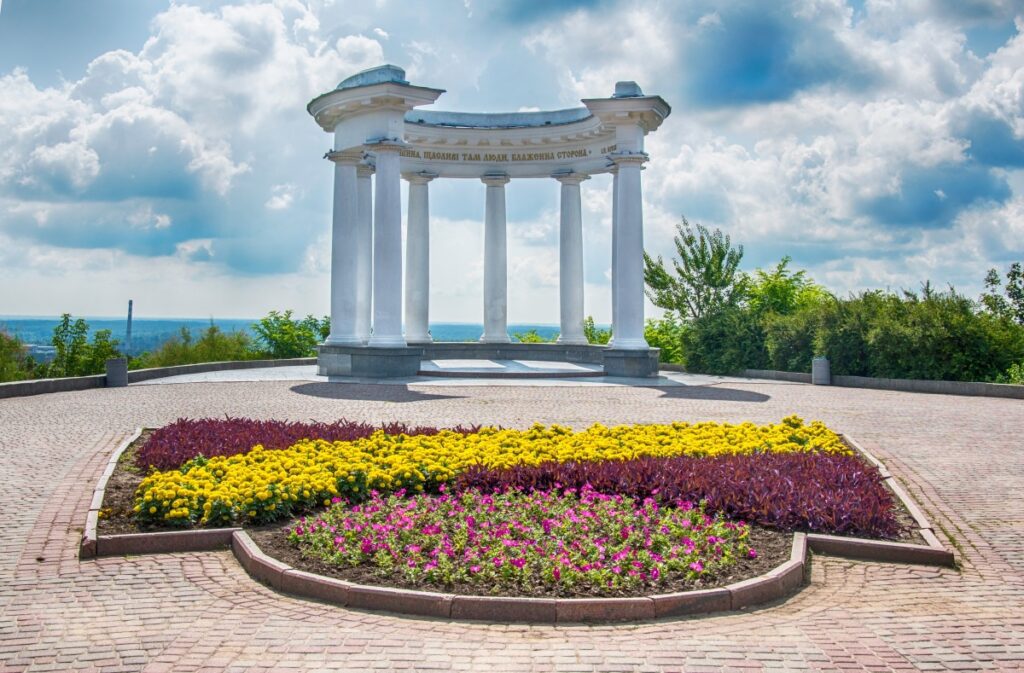 Белая беседка в Полтаве